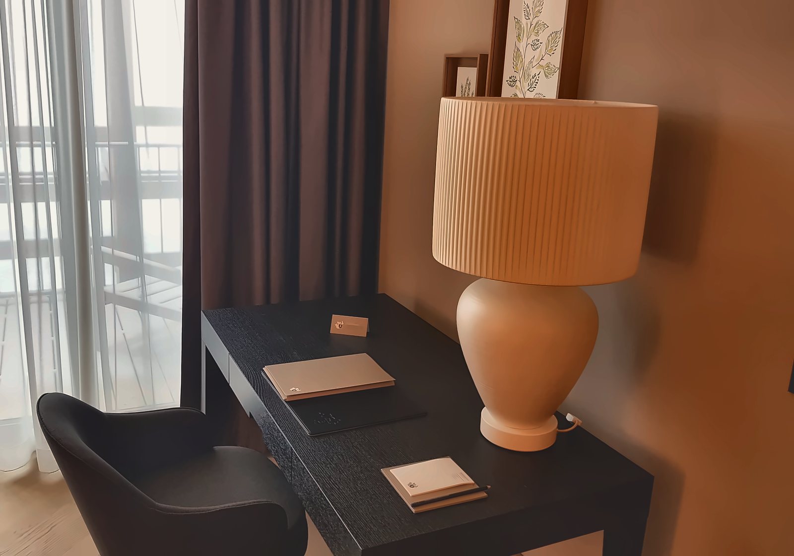 Ribbed-base table lamp on a Waldhotel desk