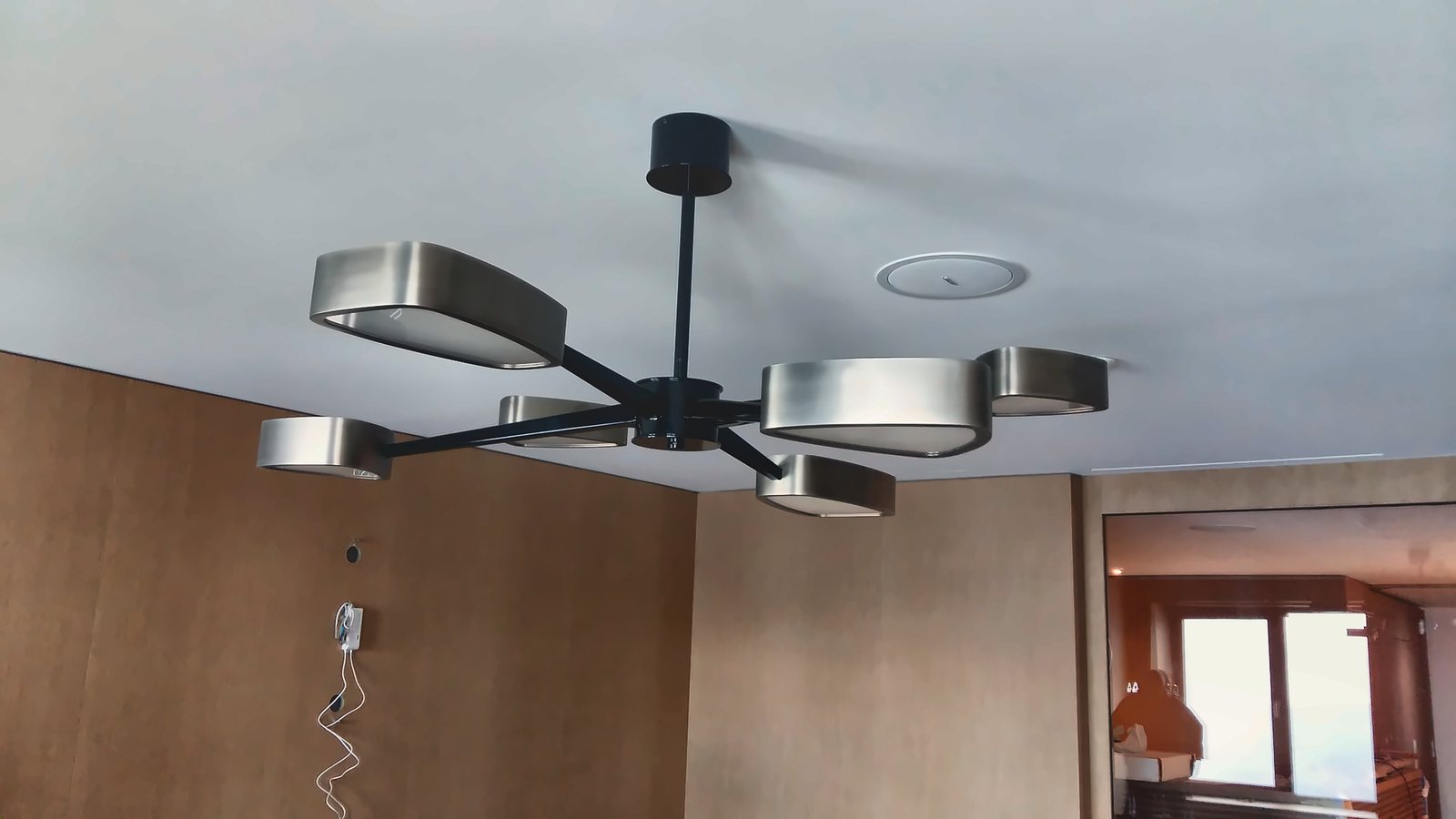 Three-arm ceiling fitting with metal discs, mounted on the ceiling