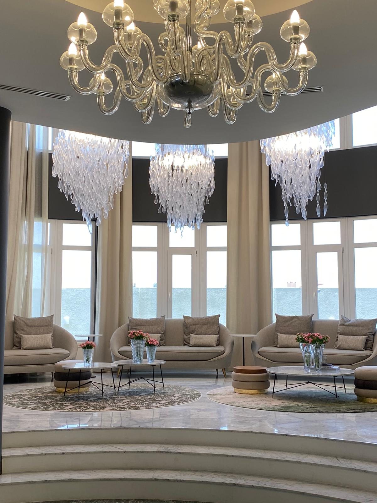 La coupole avec le lustre à bougies en verre clair, parmi les cascades