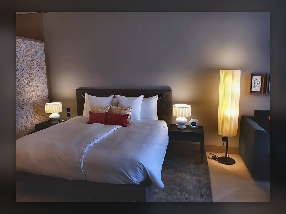 Waldhotel room with a column floor lamp and bedside lamps