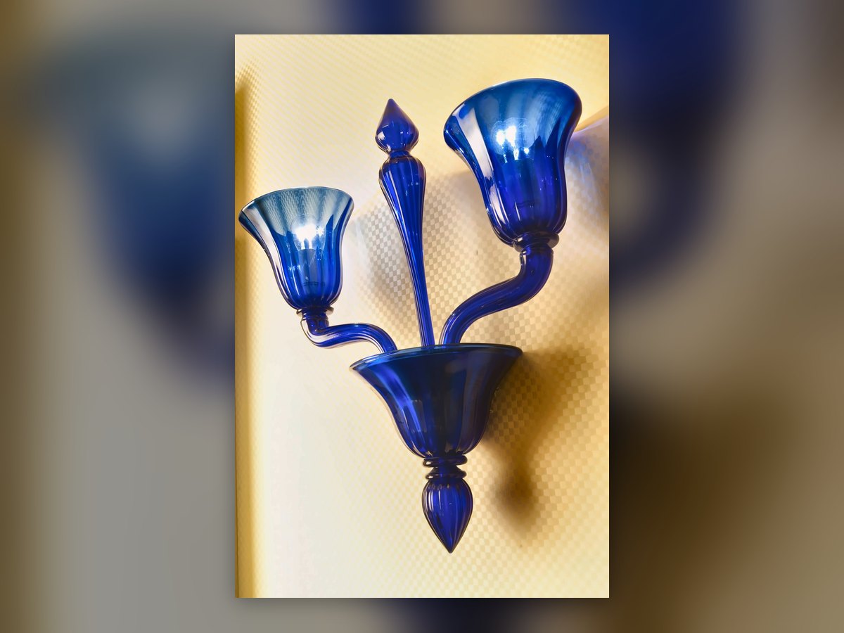 Two-arm wall light in blue Murano glass, with trumpet cups