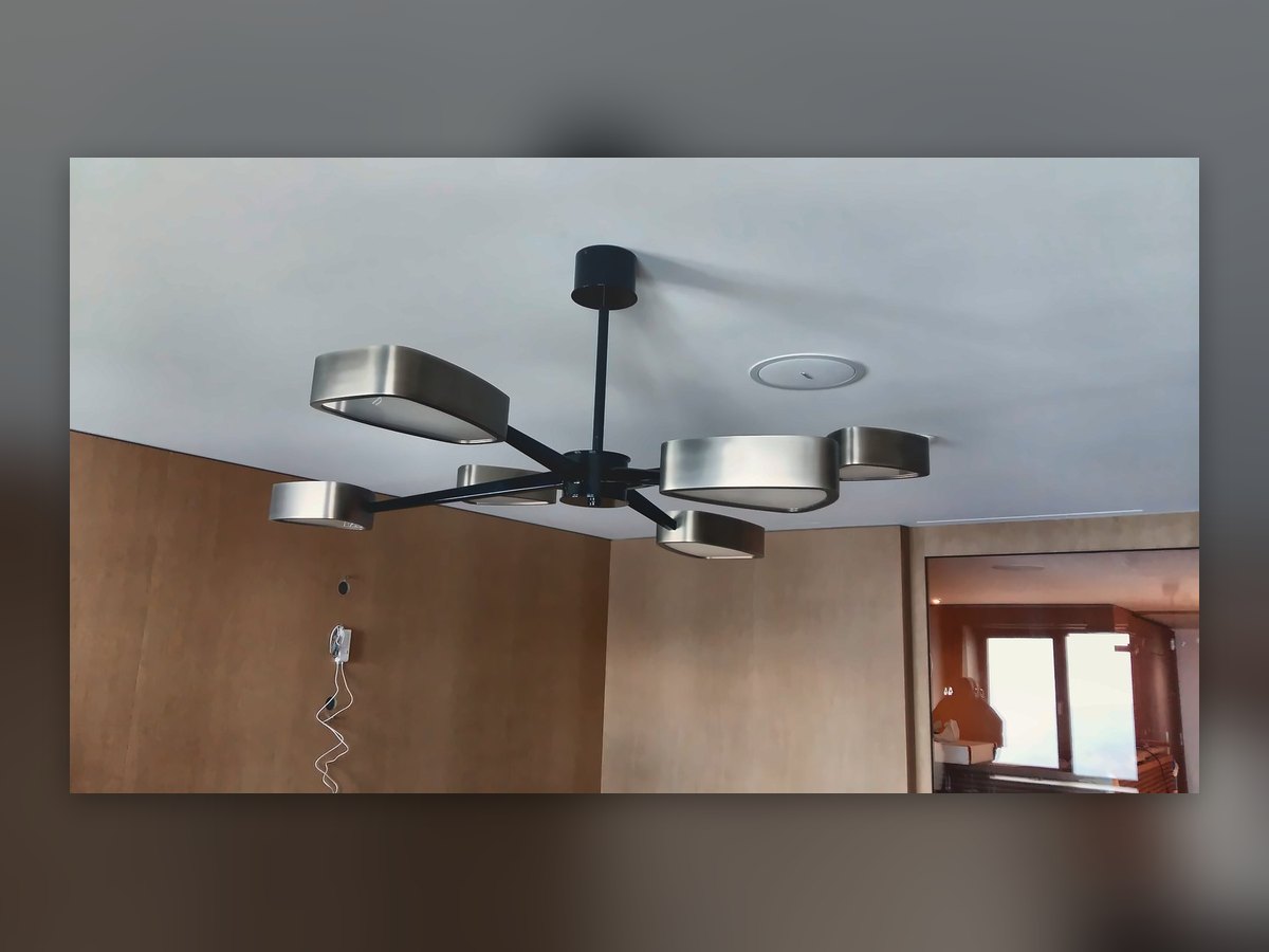 Three-arm ceiling fitting with metal discs, mounted on the ceiling