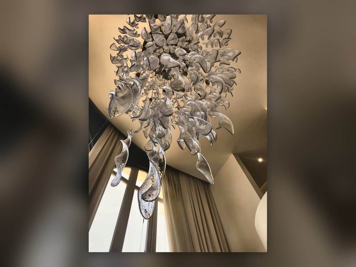 Détail des rubans de verre soufflé vus d'en dessous, à contre-jour sur le vitrage