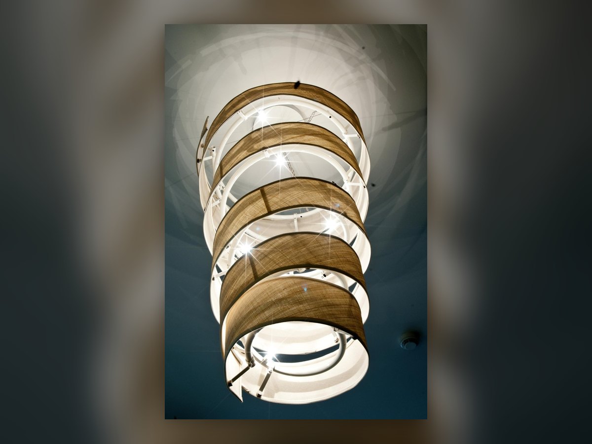 The spiral of curved slats seen from below, the sources showing between one curve and the next