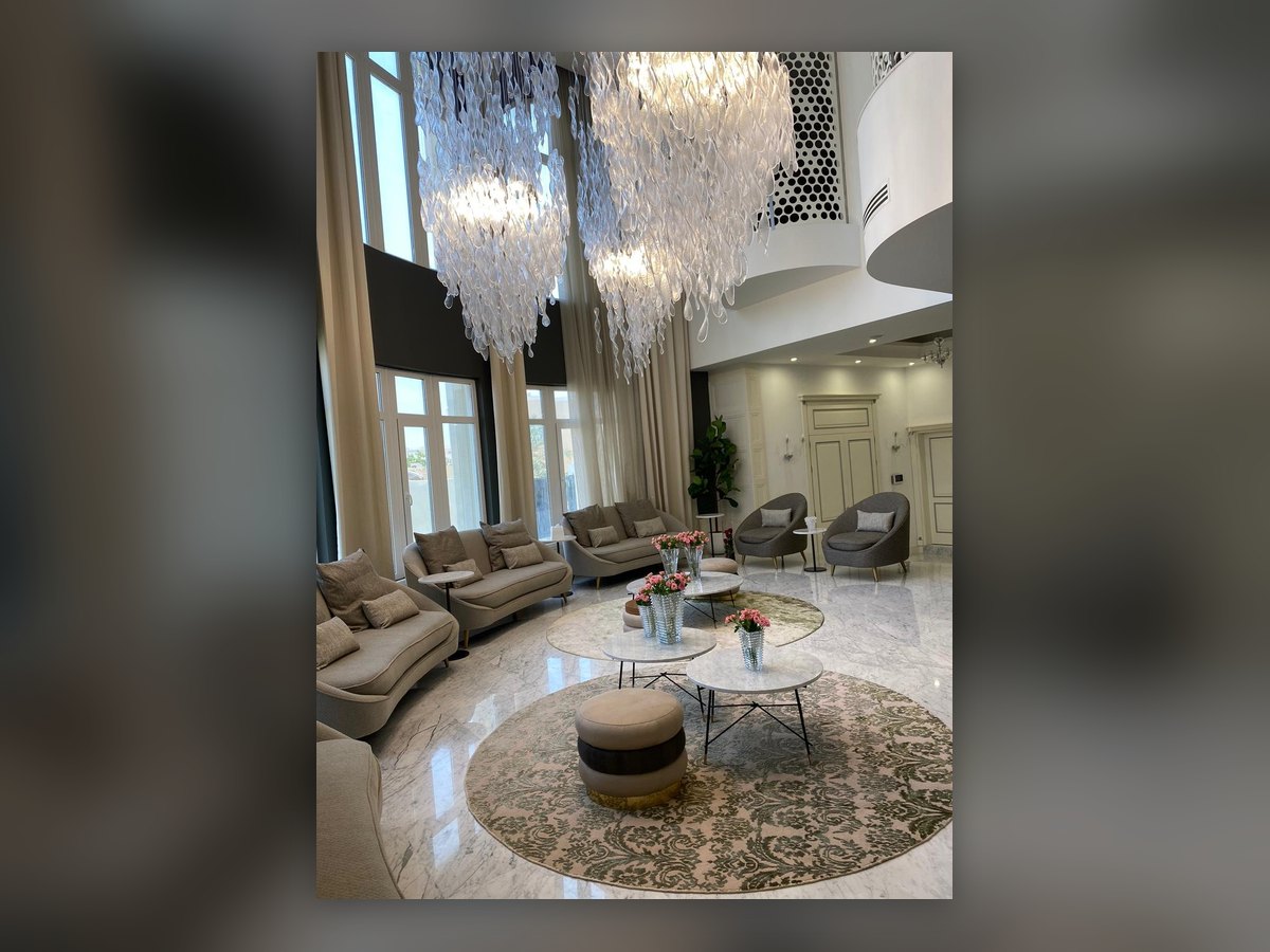 La vue longue du salon, cascades au-dessus des assises et le fond qui s'ouvre