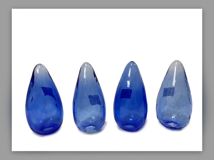 Four blown-glass drops in blue, in four different sizes